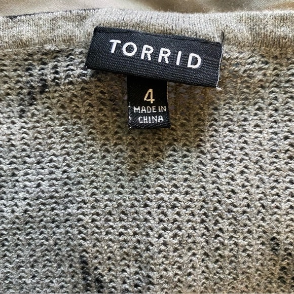 Torrid Starry Gray V-Neck Women's Top Size 4/4X - Picture 4 of 7